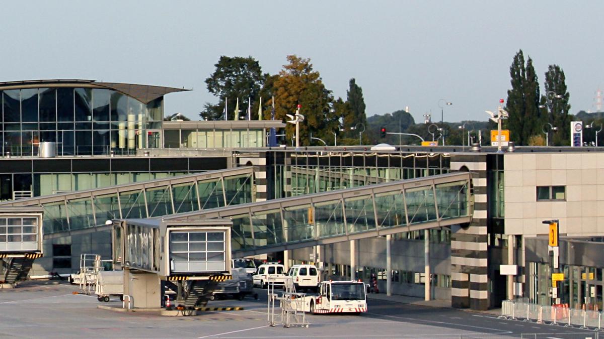 un roman a sarit la gatul politistilor in aeroportul din dortmund va tai pe toti