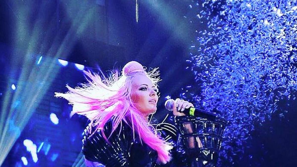 raspunsul genial al deliei pentru un fan care a intrebat o de ce canta doar in chiloti