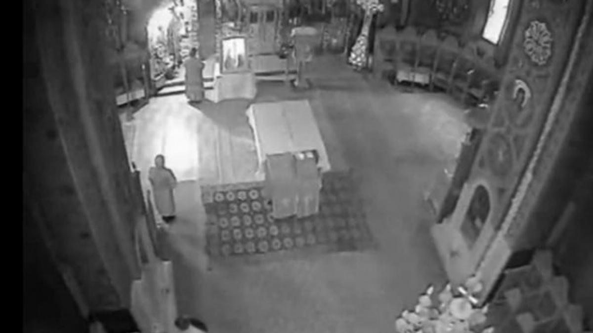 o femeie a furat o poseta cu bani chiar intr o biserica din bacau