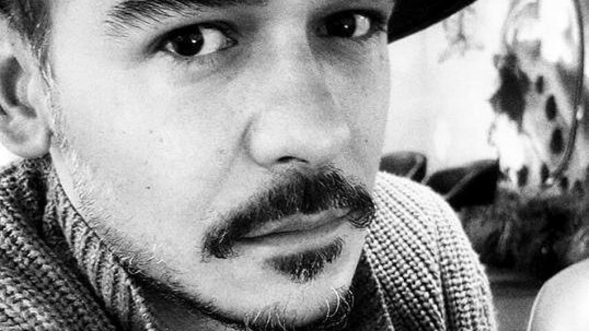 razvan simion e ingropat in credite de cate ori trec pe langa o banca aud aplauze replica lui liviu