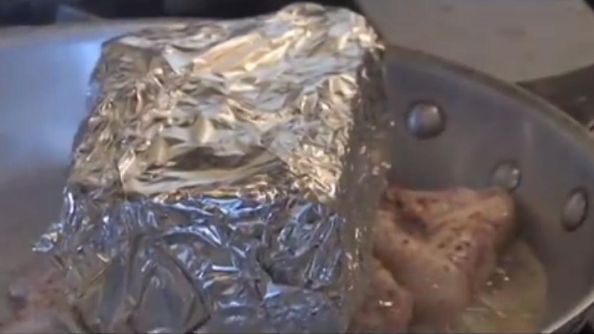 a invelit o caramida in folie de aluminiu si a pus o peste puiul din tigaie motivul e genial