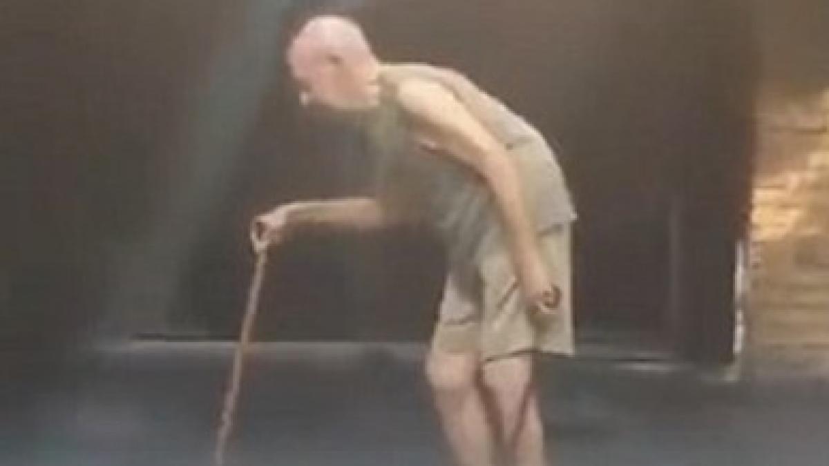 Cea mai mare dovadă de iubire. Un câine îşi aşteaptă cu răbdare stăpânul bătrân să treacă stradă
