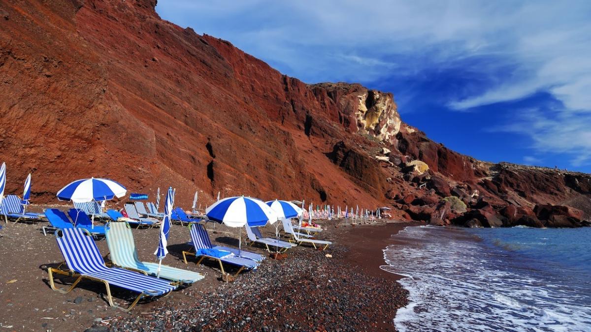 descopera plajele multicolore ale insulei santorini