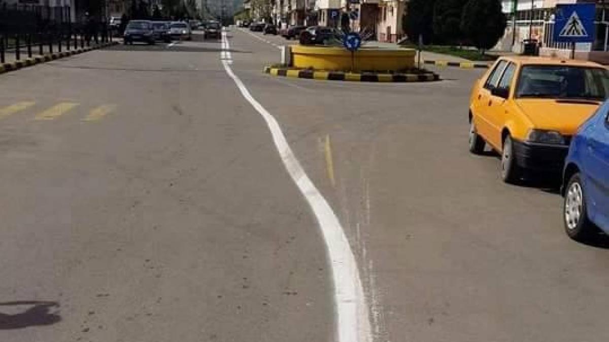 dorel a lovit din nou sens giratoriu desfiintat din greseala de cativa muncitori