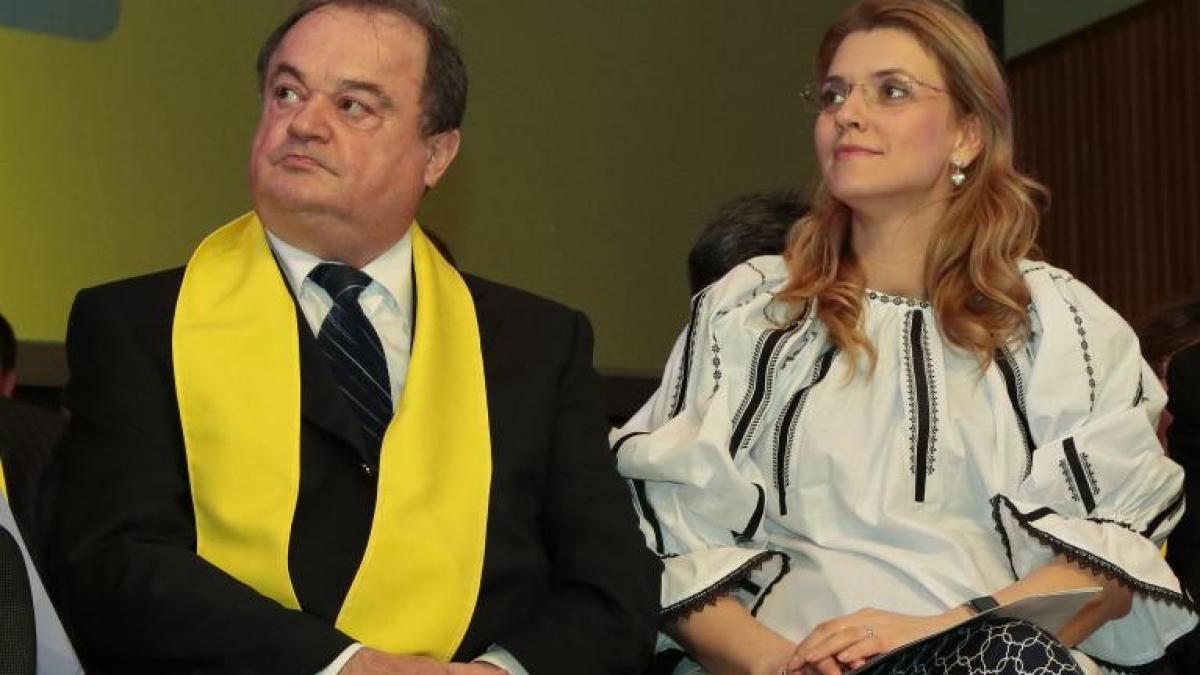 liberalii saluta demisia anei costea