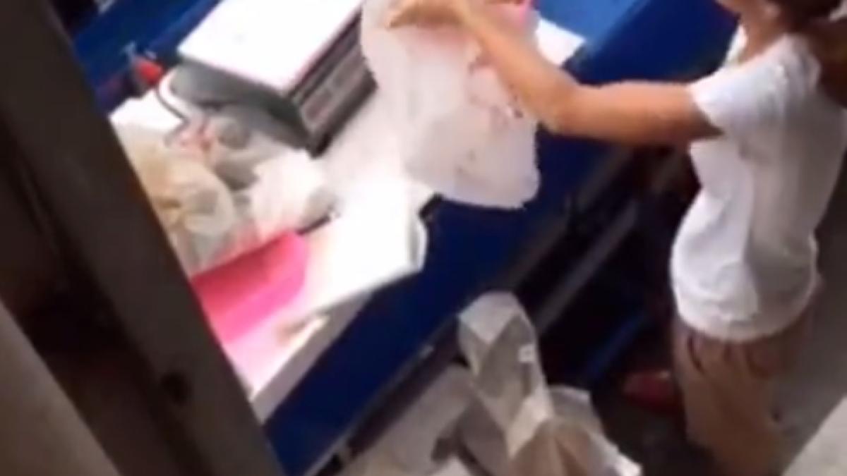 o magie cum numai un pietar stie sa faca atentie cum isi pacaleste aceasta vanzatoare clientul video