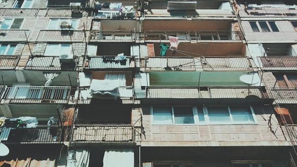 cum a ajuns o primarie sa functioneze intr o scara de bloc