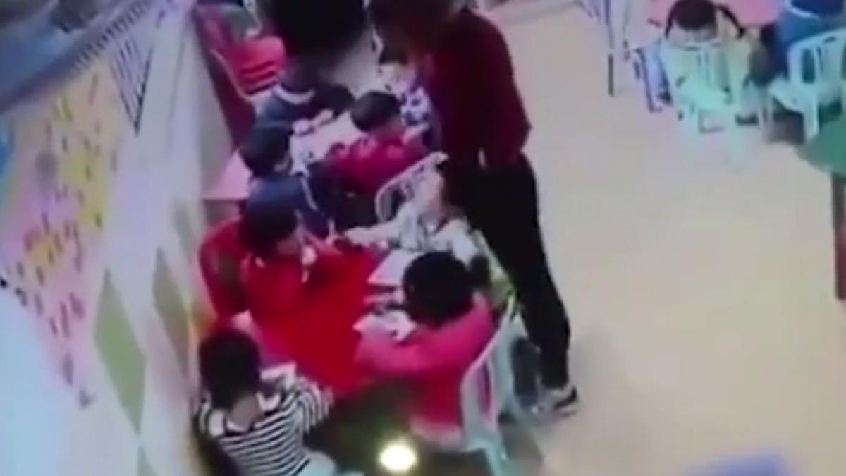 educatoare batuta de bunica unei fetite dupa ce a prins o in timp ce agresa copiii din gradinita