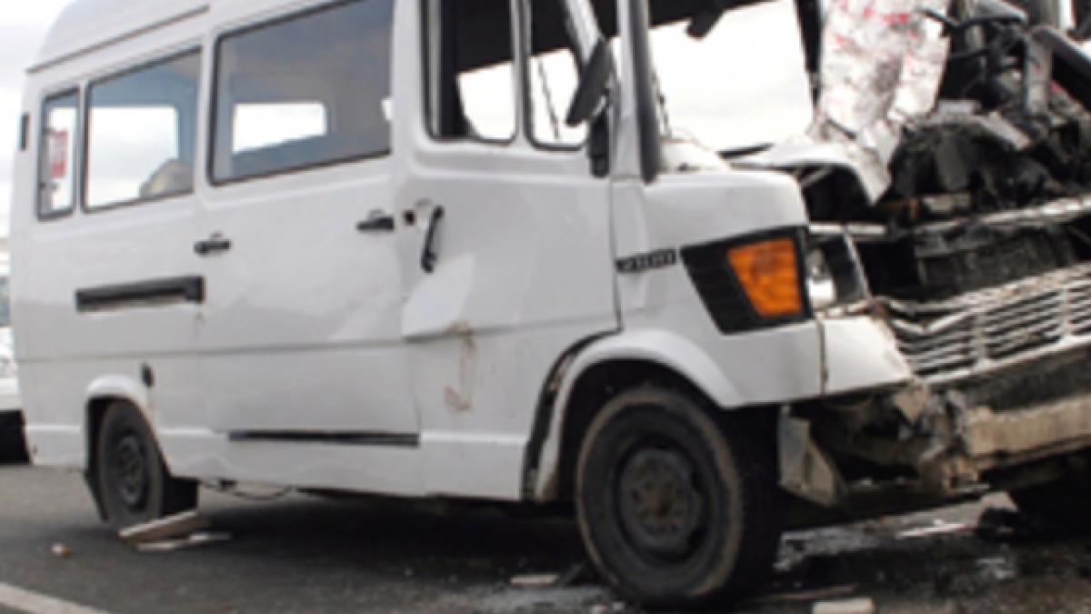 microbuz cu calatori lovit de tir un mort si mai multi raniti