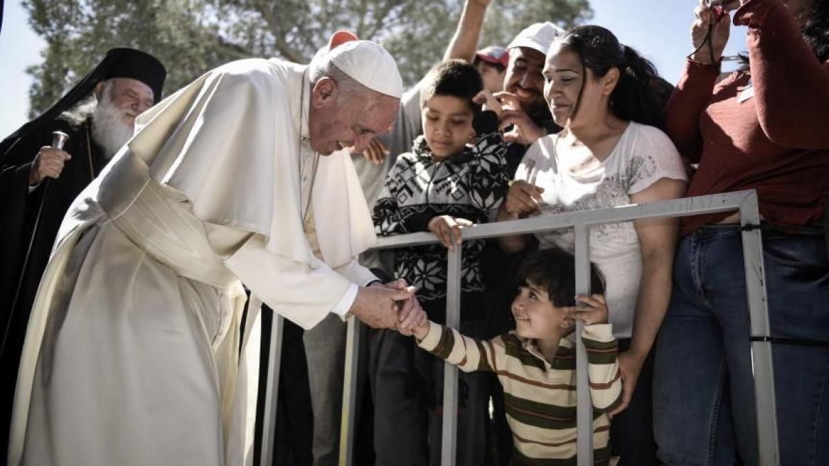 papa francisc gest incredibil la finalul vizitei in lesbos a luat in avion trei familii de