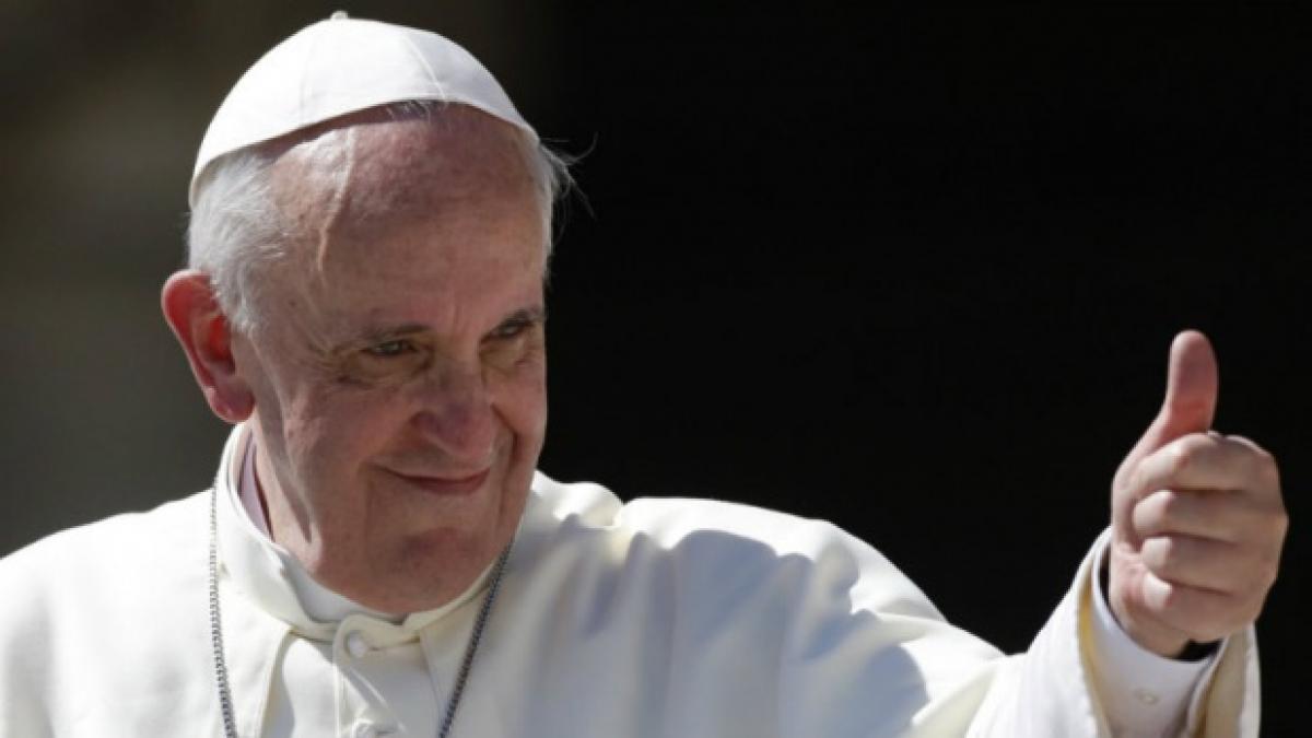 papa francisc in mijlocul imigrantilor din grecia