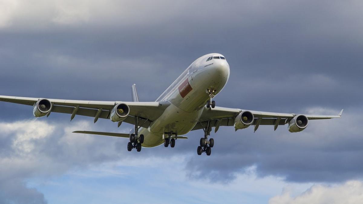 avion lovit de o drona in timpul manevrelor de aterizare