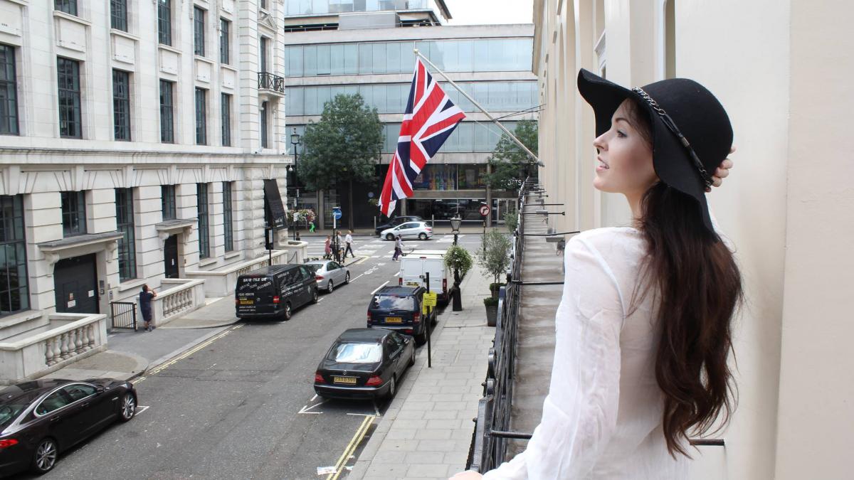 tanara de 23 de ani care primeste bani ca sa se plimbe in jurul lumii uneori nu stiu unde ma voi