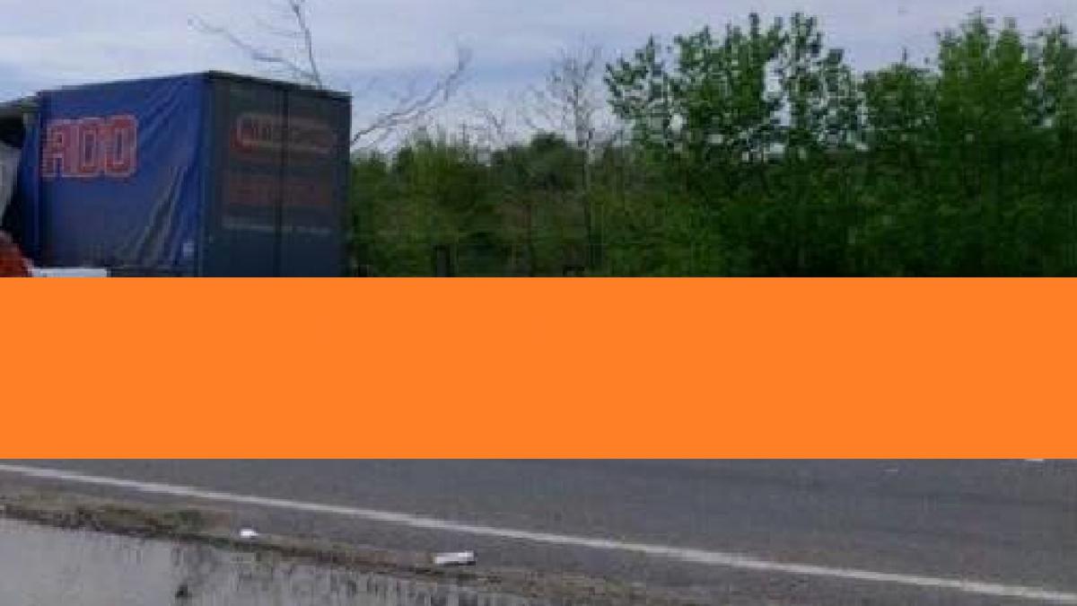 ce a cazut dintr un tir care s a rasturnat pe asfalt toata lumea a inceput sa faca poze foto