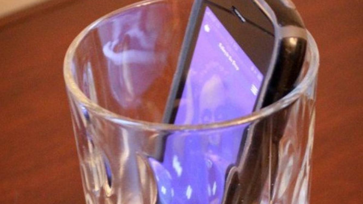 de ce trebuie sa tii telefonul intr un pahar pe timpul noptii ti ar putea schimba viata