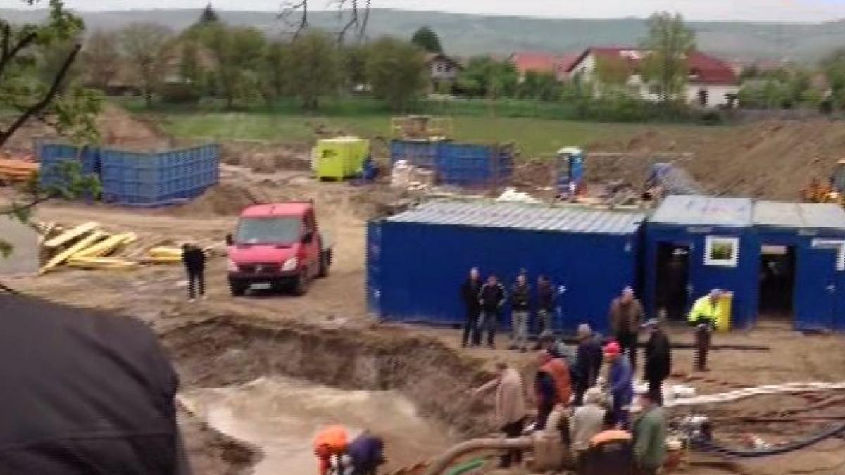 jurnalist batut pe un santier de lucrari publice