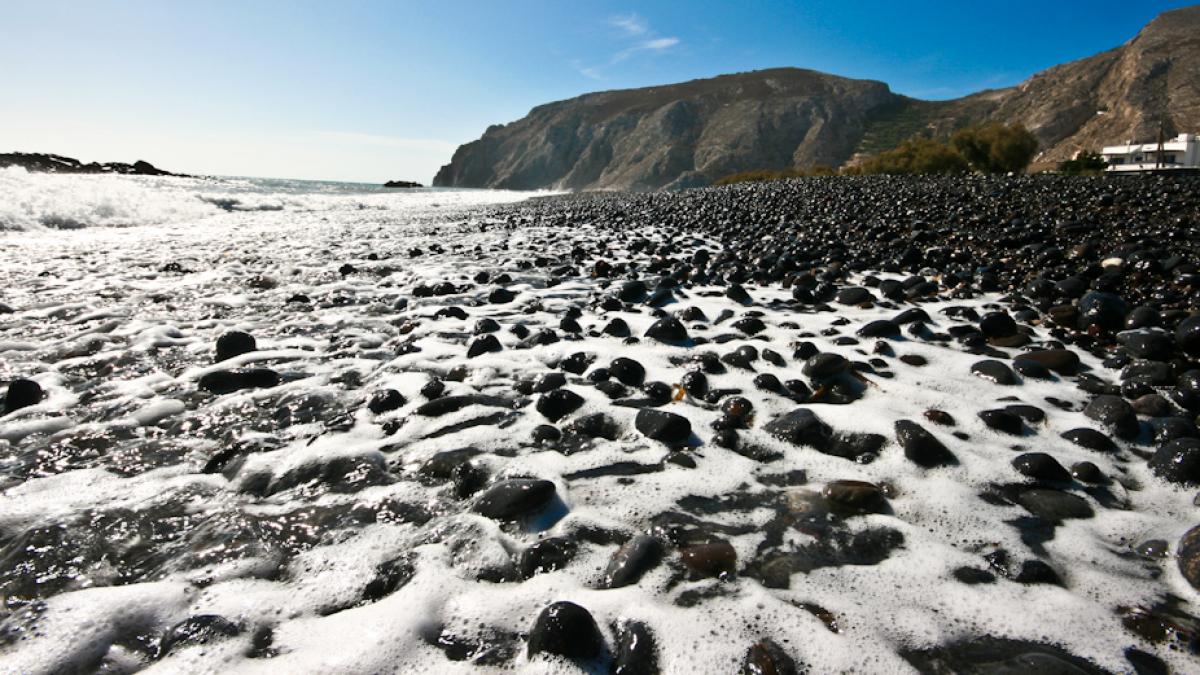 santorini insula cu plaje negre precum abanosul