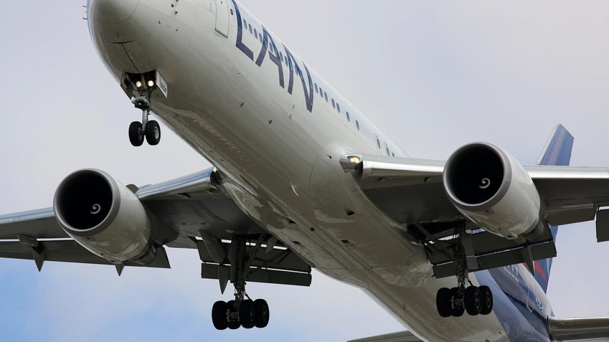 un avion a aterizat de urgenta dupa ce un bebelus a murit la bord