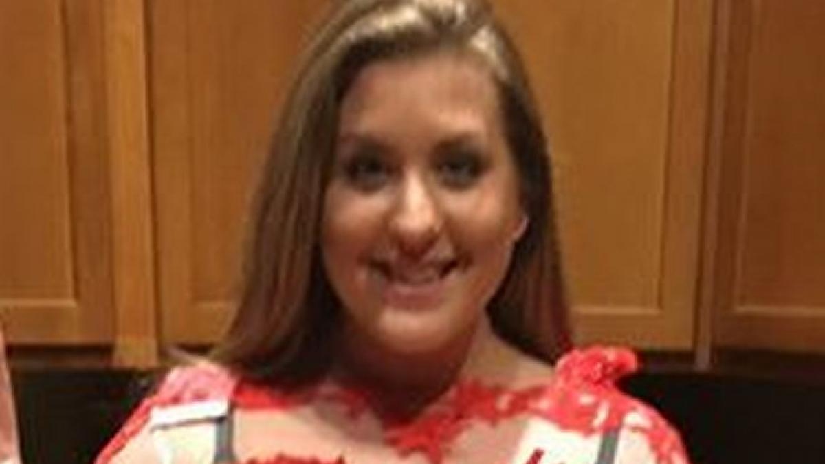 a comandat o rochie de pe internet cand a deschis pachetul a avut un soc ce se afla in cutie