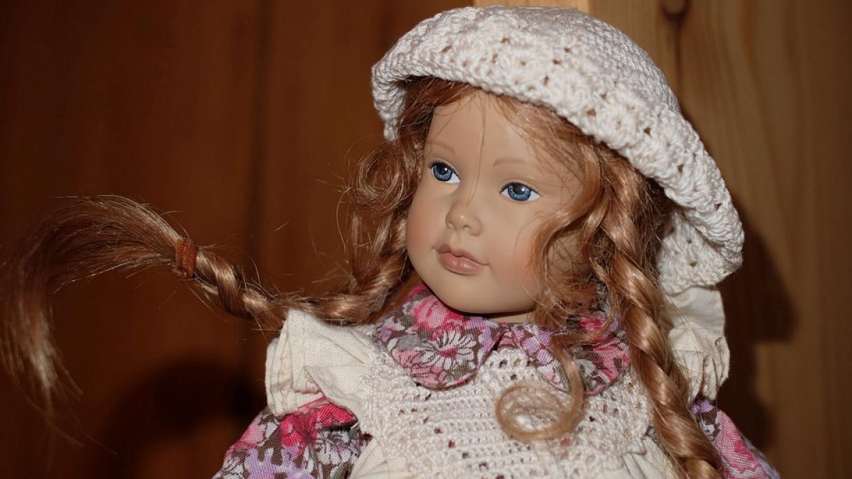 o femeie din marea britanie a gasit o seringa folosita in interiorul unei papusi