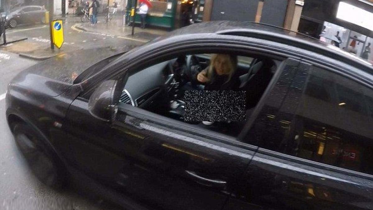 se intorcea de la munca pe bicicleta cand a vazut o soferita facand asta la volan camera lui gopro