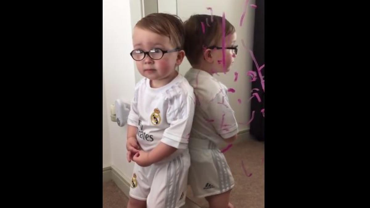 un baietel de doi ani noua senzatie a internetului ce face cand e prins ca a mazgalit oglinda cu ruj