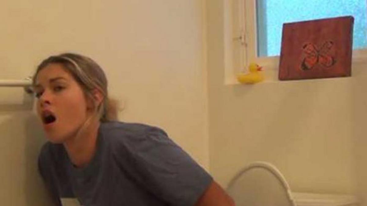 a intrat in baie peste sotie si a gasit o asa ce facea femeia s a ajuns instant la divort