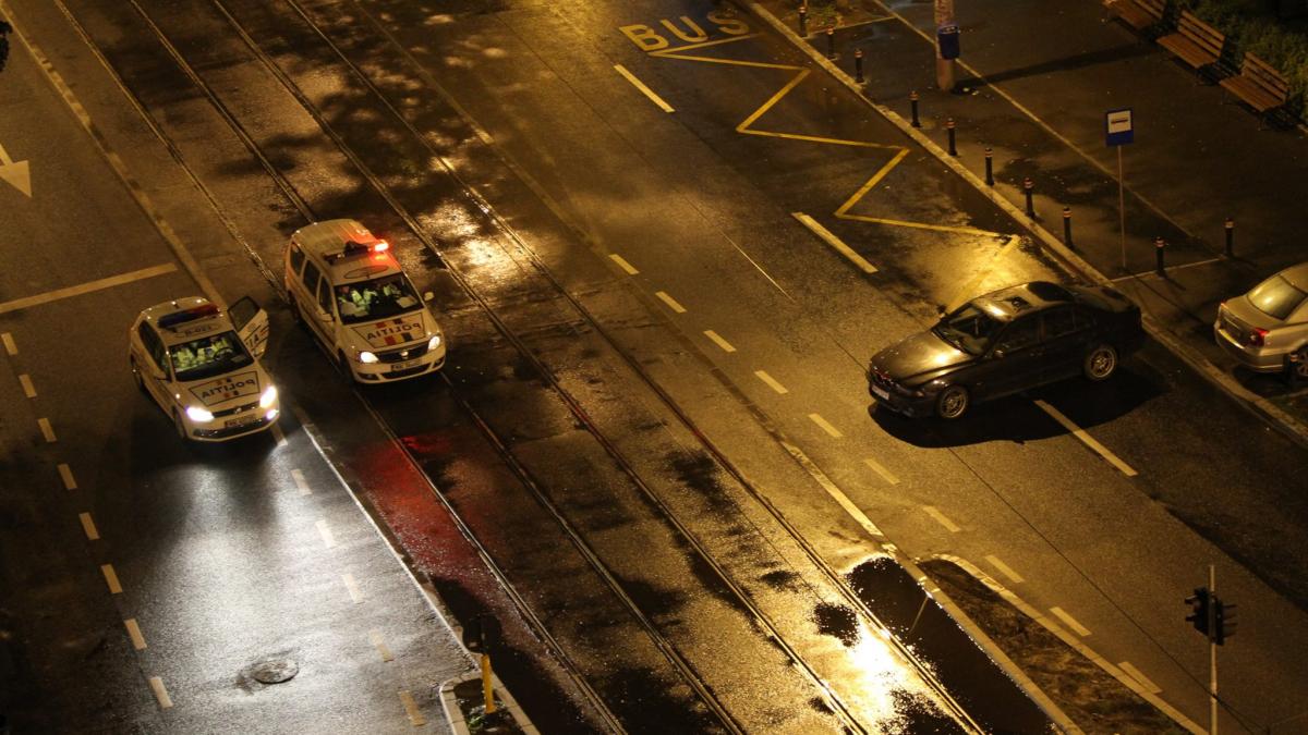 imagini incredibile ce fac agentii de la rutiera cand vad o masina care blocheaza traficul pe un
