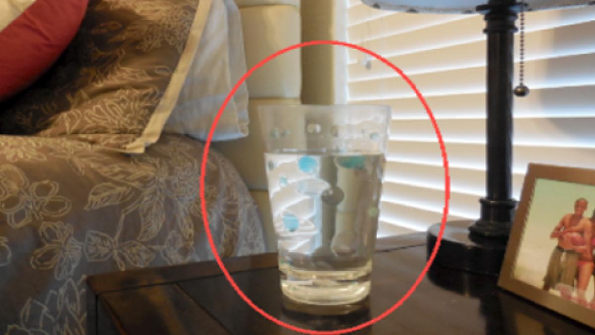 habar n aveai de ce sa nu mai bei niciodata apa lasata peste noapte pe noptiera