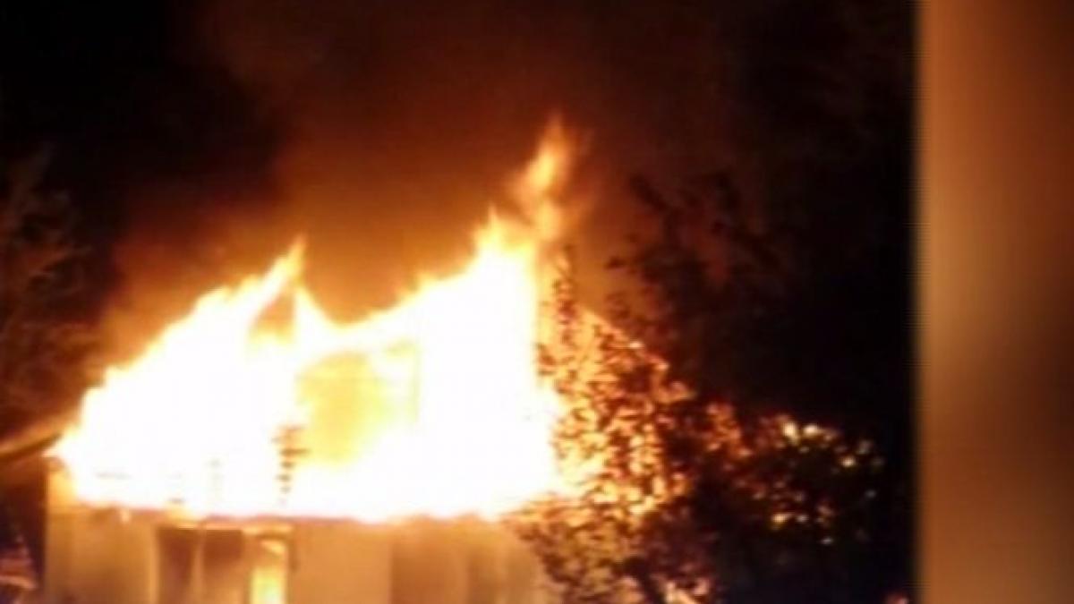 casa mistuita de flacari trei familii au ramas pe drumuri