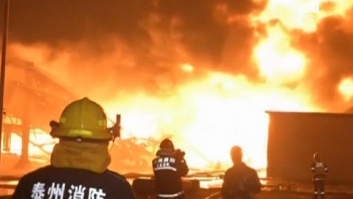 incendiu urias la un depozit de produse chimice din estul chinei