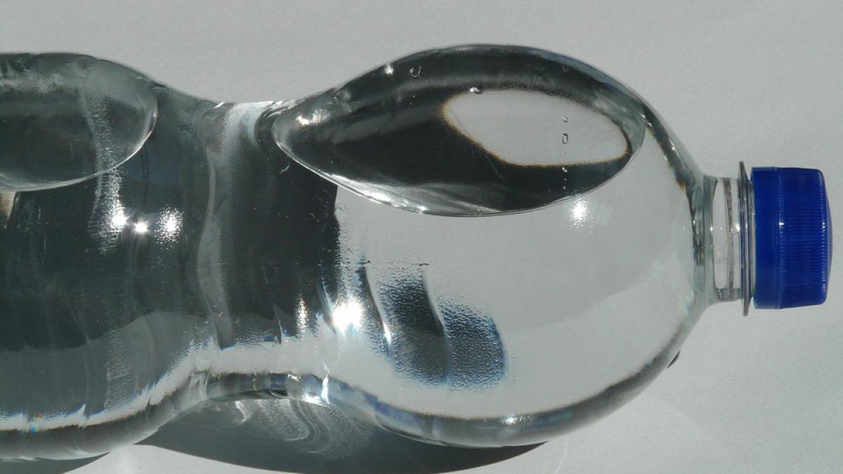 a lovit o femeie insarcinata cu o sticla motivul este de a dreptul stupid