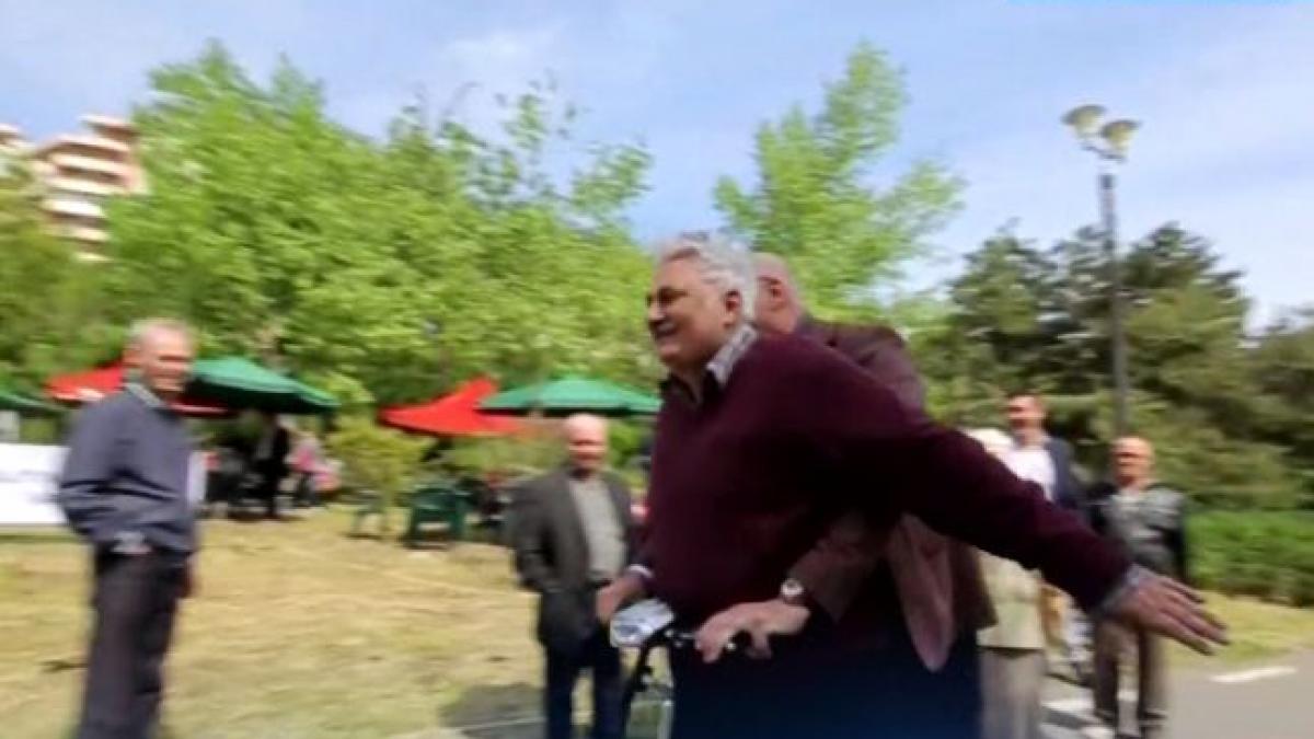 nicolae bacalbasa si primarul din galati s au plimbat imbratisati pe trotineta