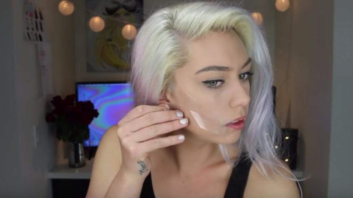 si a pus scotch pe fata apoi a inceput sa se machieze rezultatul final te va surprinde video