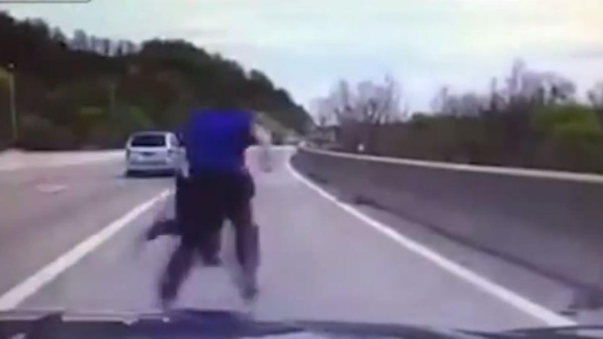 A văzut un bărbat care se plimba tulburat printre mașinile de pe un pod. Reacția polițistului i-a salvat viața!