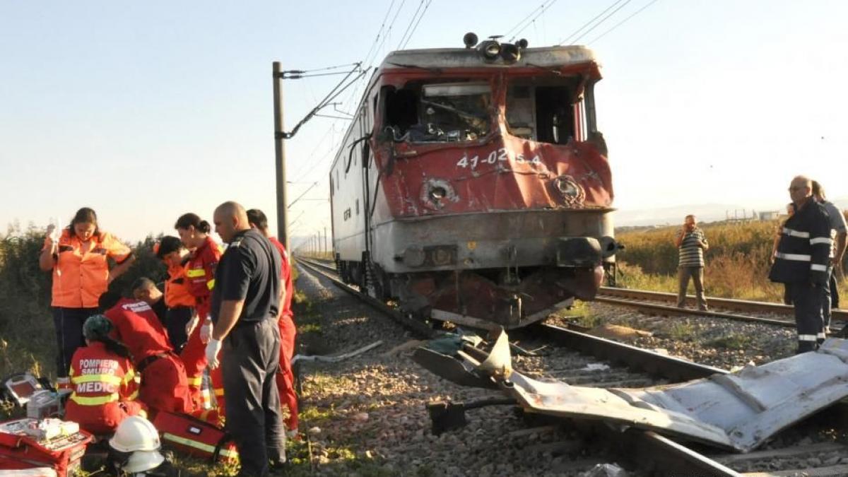 accident pe calea ferata o masina a fost spulberata de un tren personal