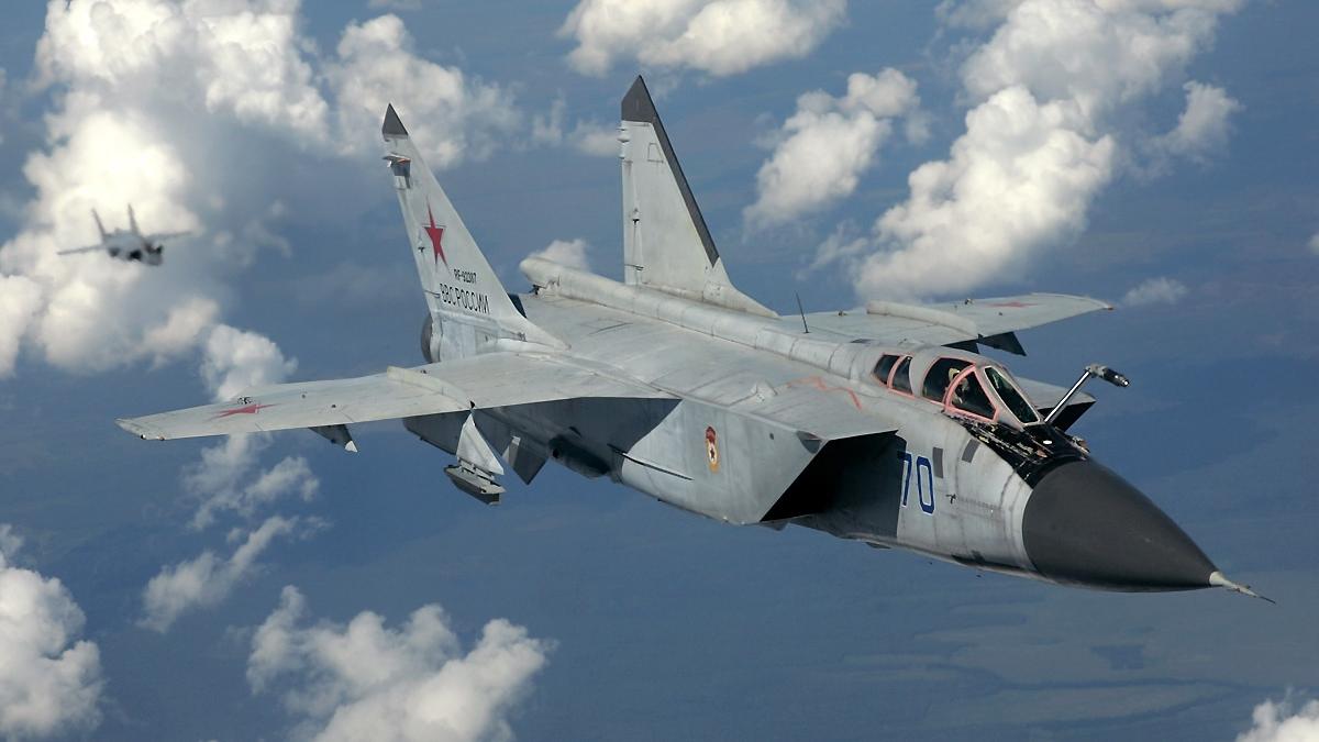 tensiuni militare intre sua si rusia un avion rus mig 31 a trecut razant pe langa o aeronava