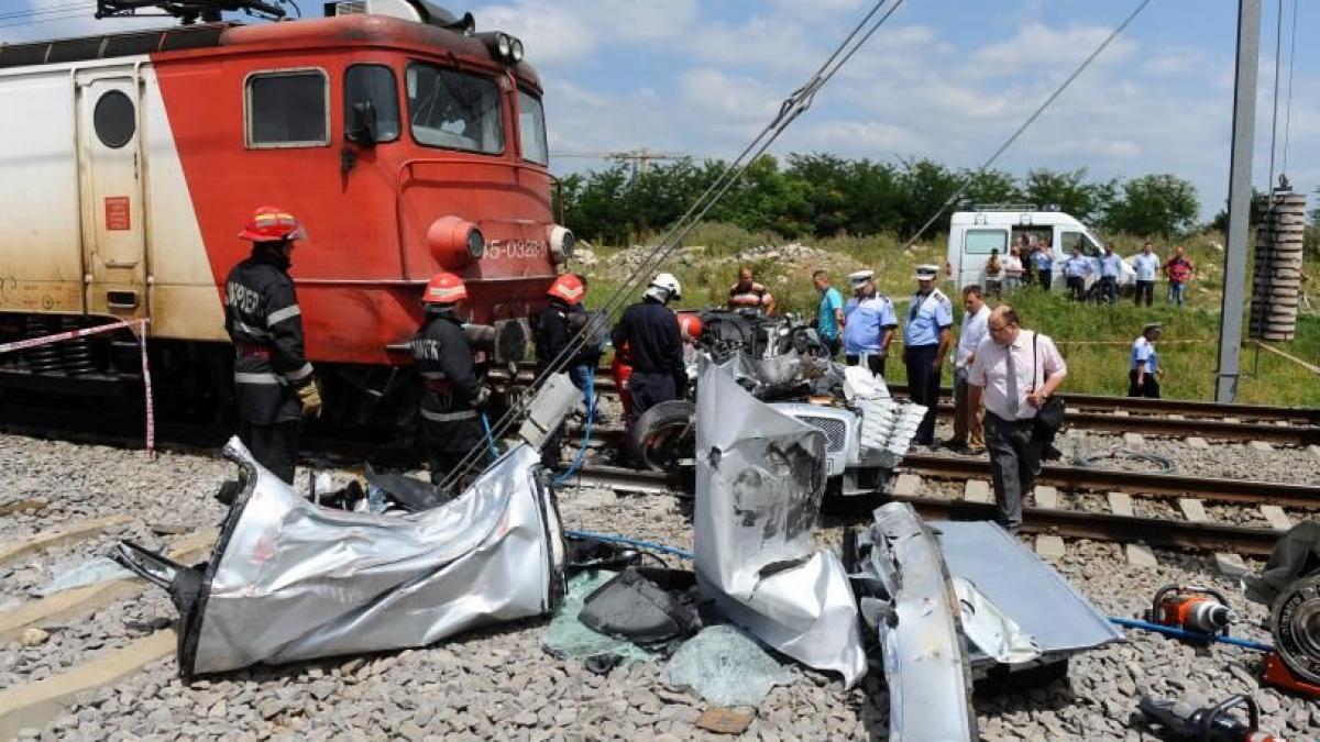 un autobuz in care se aflau 20 de pasageri a fost lovit de tren
