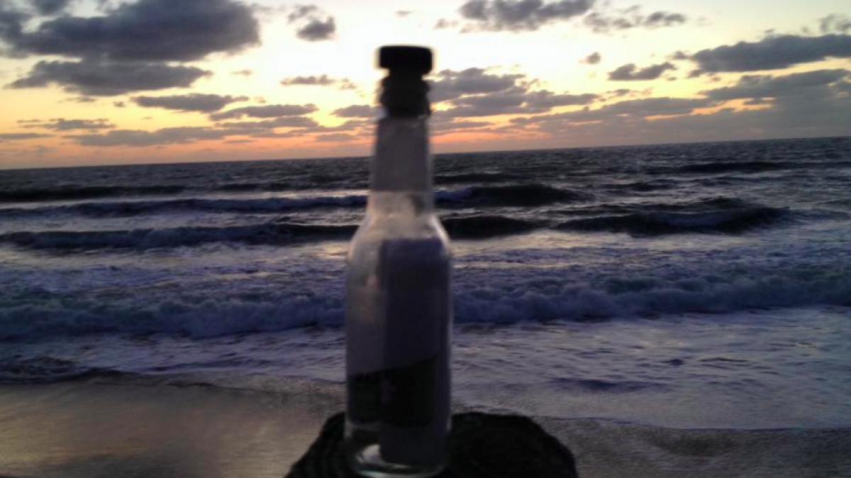 mesajul sfasietor descoperit de un barbat intr o sticla adusa de valuri la mal