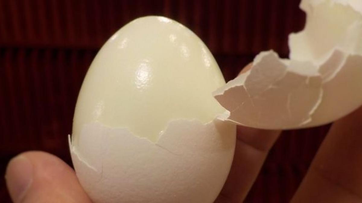 metoda geniala prin care cureti un ou fiert de coaja in 5 secunde