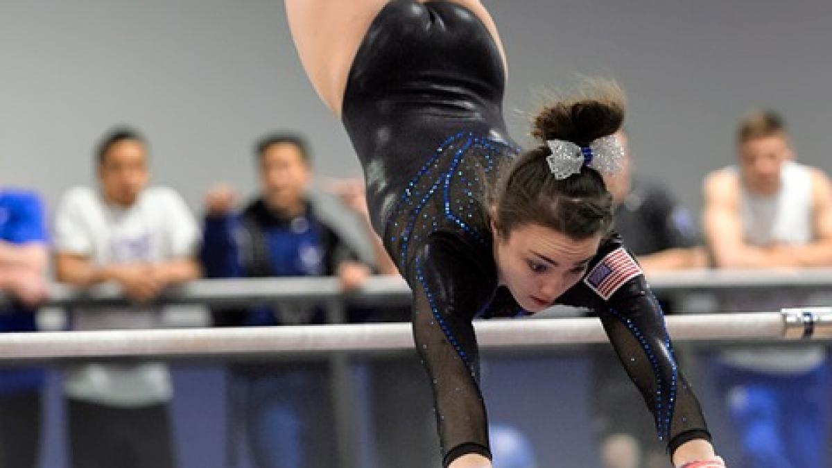 moment dramatic la paralele o gimnasta a fost la un pas sa aiba un accident fatal video