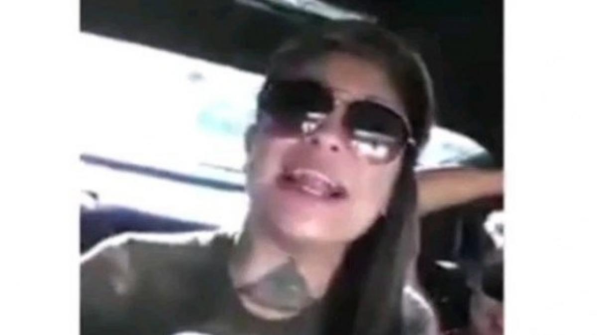 a iesit prin trapa de la masina si a inceput sa isi ridice bluza in trafic ce s a intamplat la