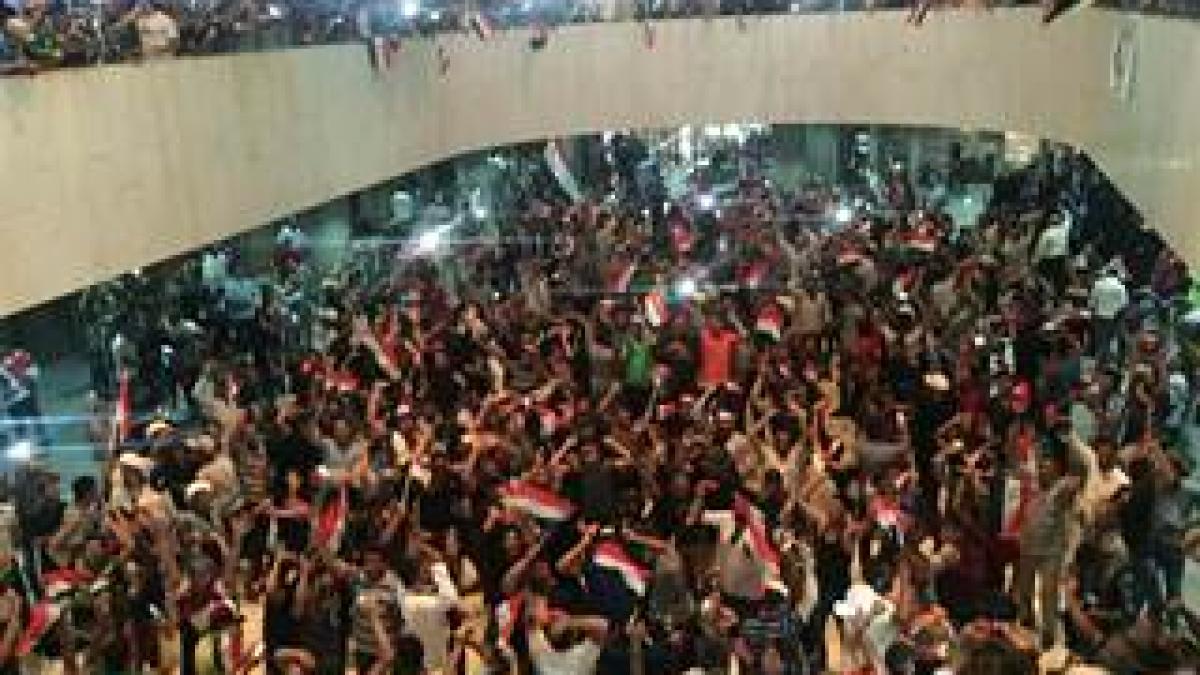 proteste bagdad irak manifestanti parlament