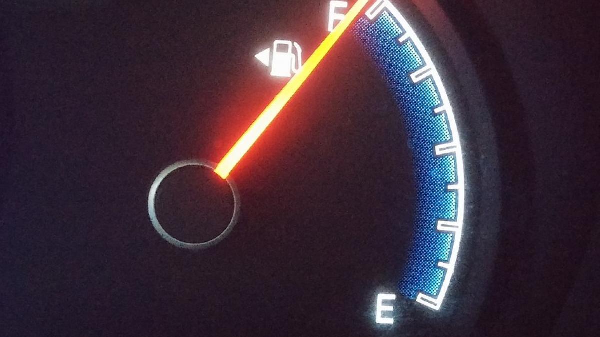 masina rezervor aproape gol