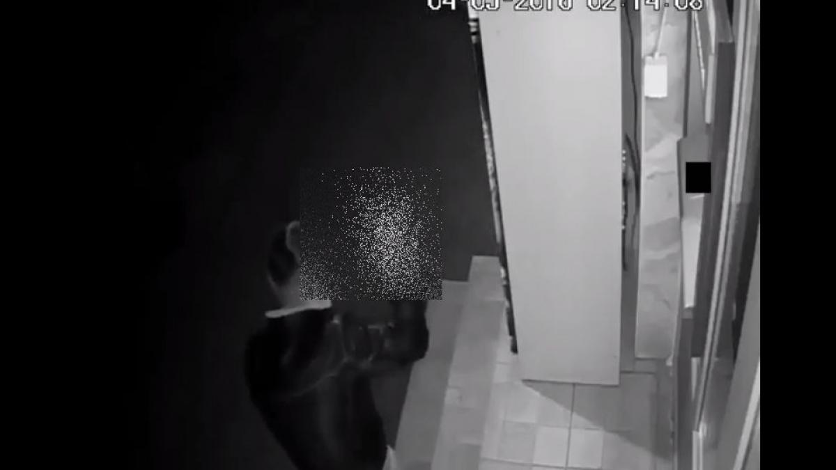 adolescent filmat cand fura banii dintr un aparat de cafea ce a facut cand a vazut camerele de