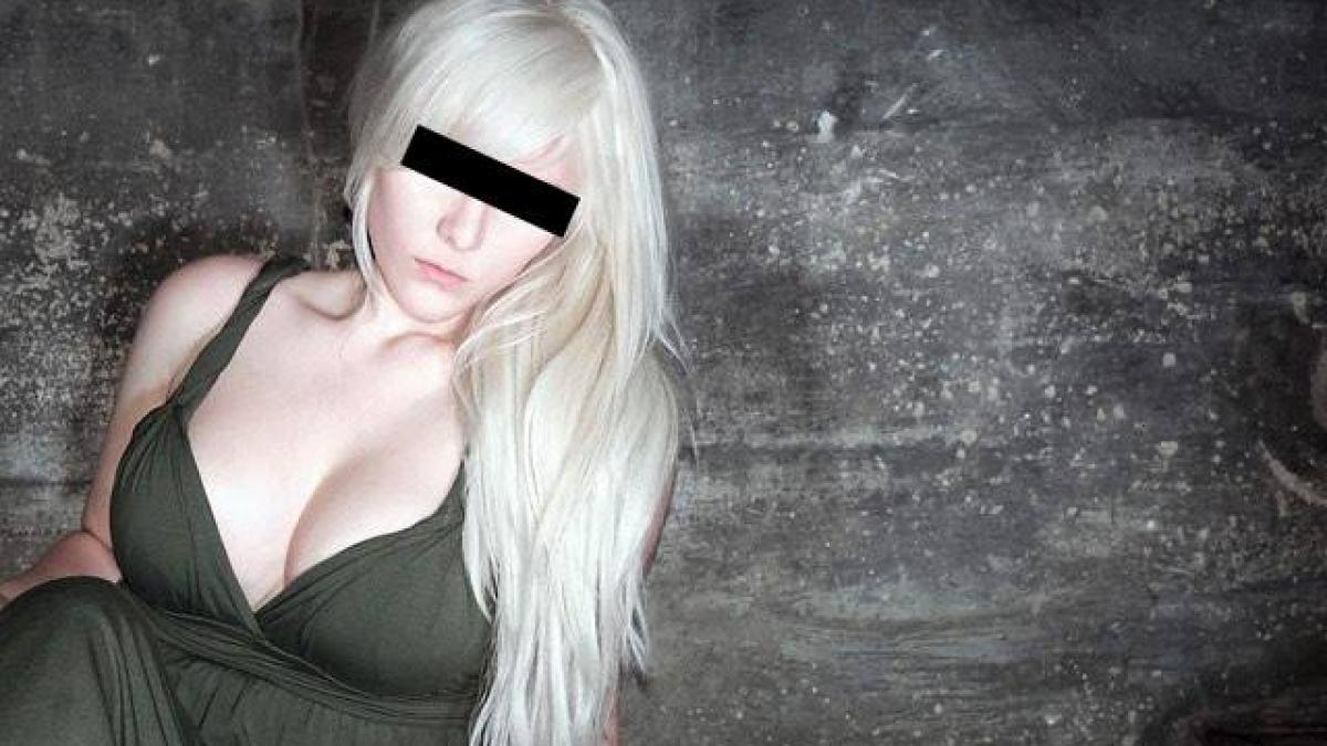 blonda sexy saltata de mascati de la catedra