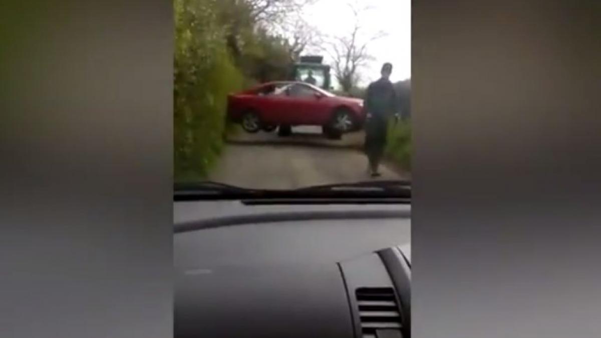 ce face un fermier cand o masina parcata aiurea ii blocheaza drumul imaginile astea au starnit