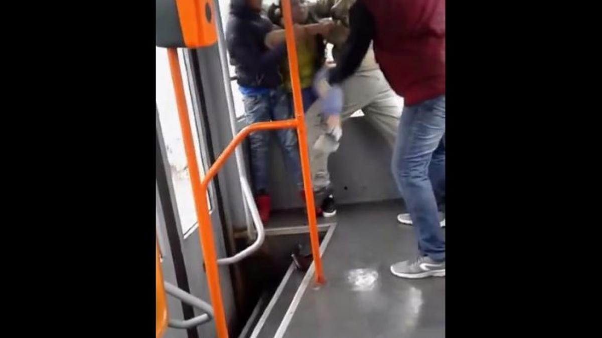 scandal cu manele si cutite in tramvaiul 41 din bucuresti