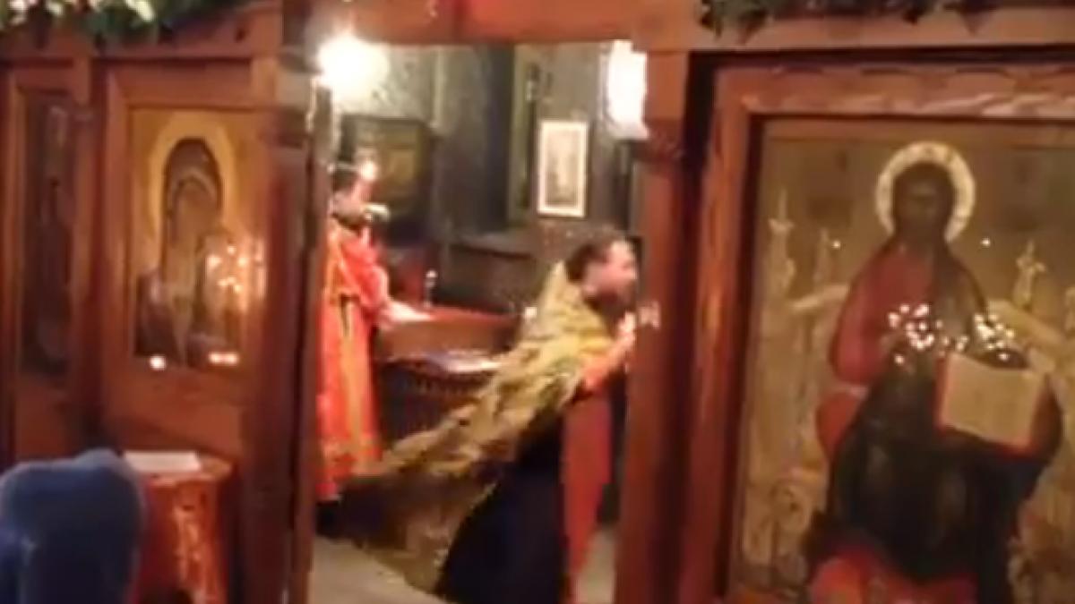 un preot alearga prin biserica si face jonglerii cu cadelnita