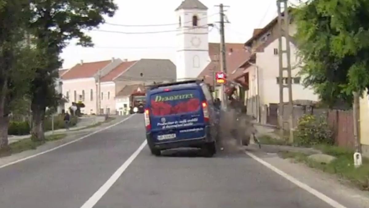 accident spectaculos suprins in trafic o caruta este pulverizata de un sofer neatent video